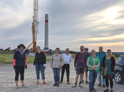 Besuchergruppe der Grünen vor dem im Bau befindlichen Windrad in Wendlinghausen