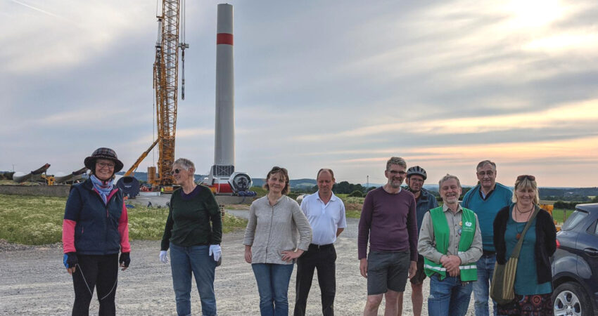 Besuchergruppe der Grünen vor dem im Bau befindlichen Windrad in Wendlinghausen