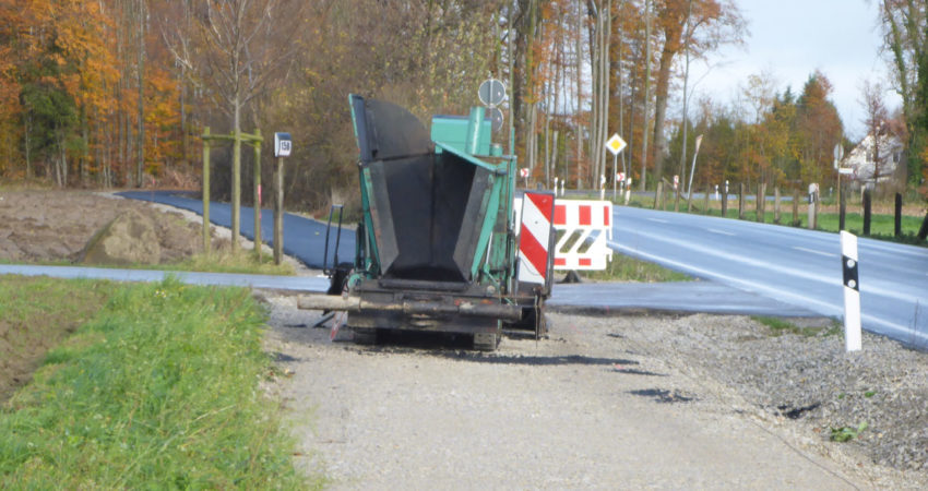 Teermaschine beim Bau des Radweges Helpuper Straße