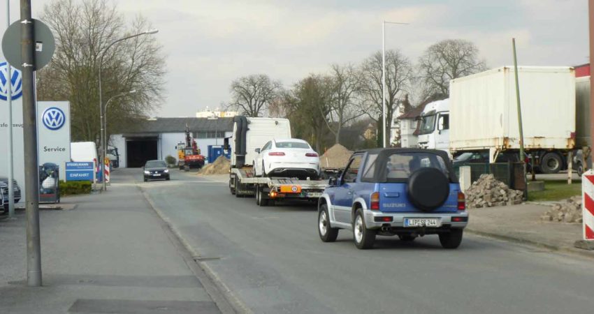 Verkehr in der Gasstraße durch Entladen von Autotranportern beeinträchtigt