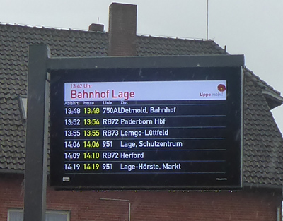 Moderne Anzeigetafel - Anzeige in Echtzeit - der Zug nach Herford hat 1 Minute Verspätung 