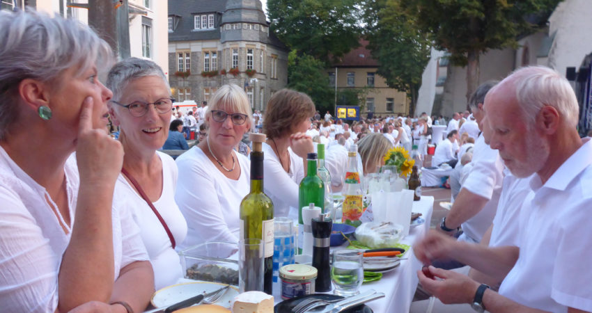 Der Tisch der Grünen beim 'Dinner in White' auf dem Marktplatz in Lage
