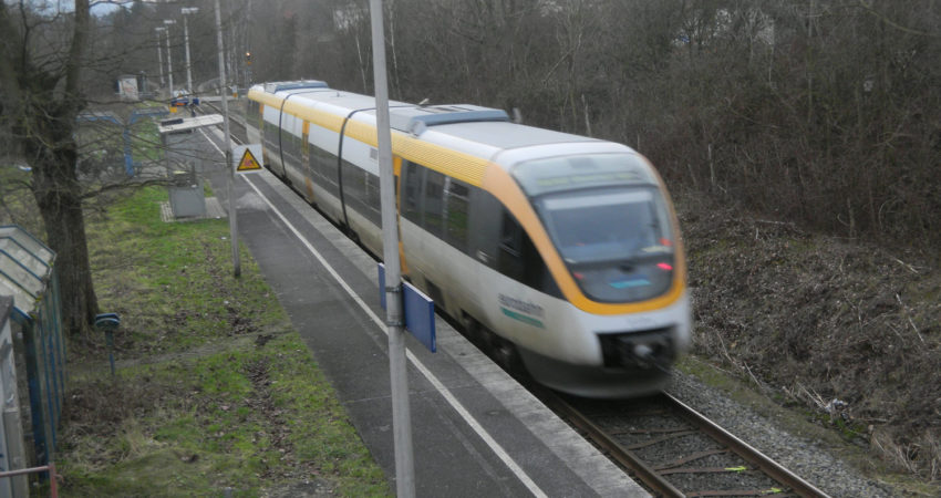 Zug der Eurobahn hält am Bahnhof Ehlenbruch