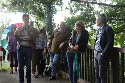 Besuchergruppe mit Robin Wagener und dem Europaabgeordneten Sven Giegold im Naturschutzgebiet in Jerxen-Orbke