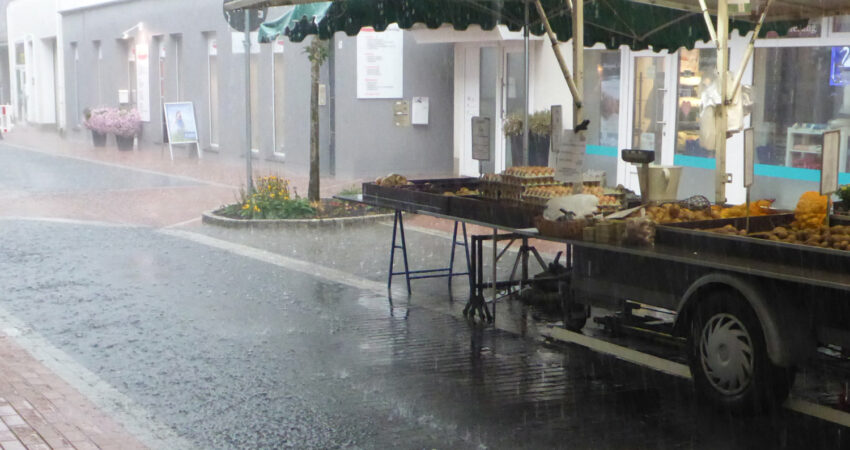 Marktstand in der Lagenser Innenstadt im starken Regen