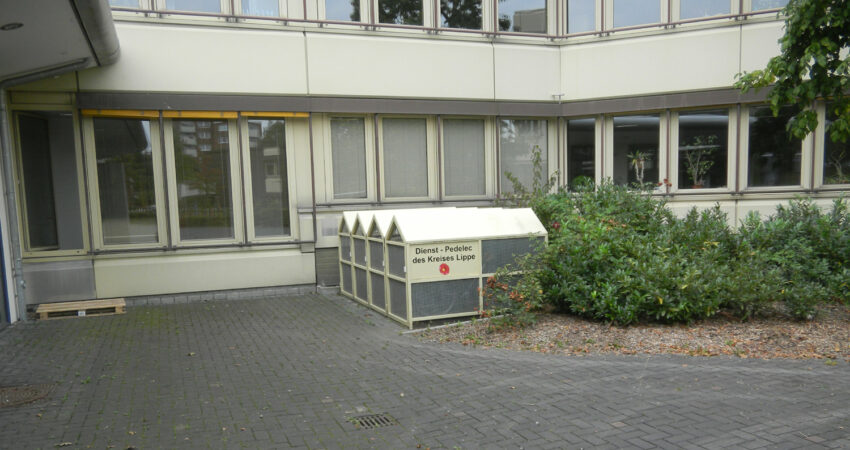 Boxen für Dienstpedelecs vor dem Kreishaus in Lippe