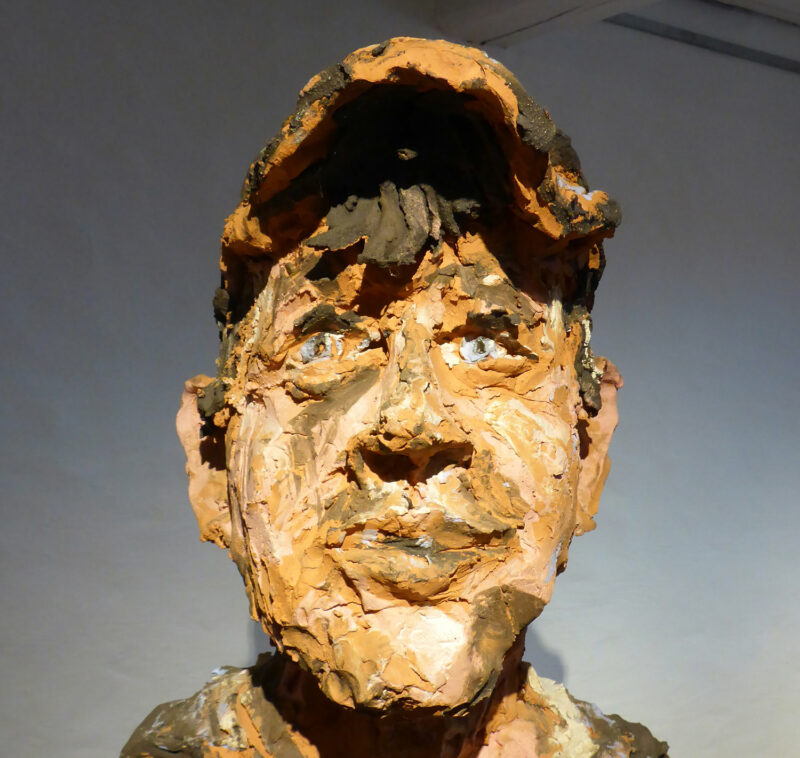 Skulptur von Harald Birk in der Ausstellung Kunst-trotz(t) Armut im Ziegeleimuseum Lage