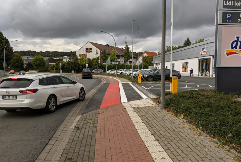 Kennzeichung vom Rad- und Fussweg am Lidl-DM-Parkplatz