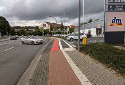 Kennzeichung vom Rad- und Fussweg am Lidl-DM-Parkplatz