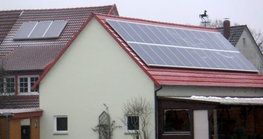 Photovoltaik- und Warmwasseranlage auf Hausdach