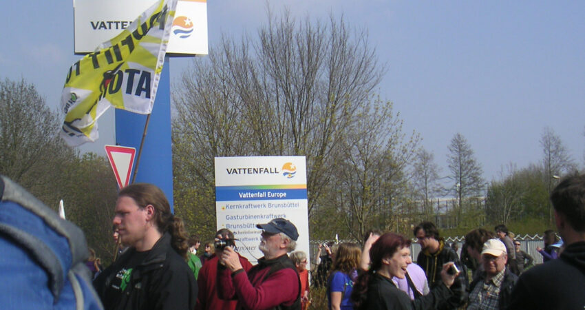 Demonstration vor dem AKW Brunsbüttel im Jahre 2010