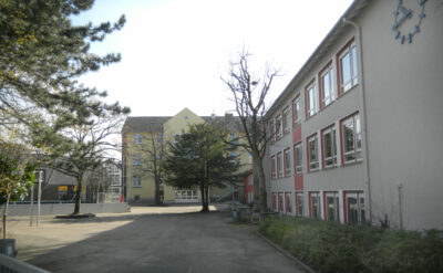 Sekundarschule Lage, Standort Friedrichstrasse - ein Gebäudeteil liegt ganz nahe an der Hochebrücke/Bundesstrasse