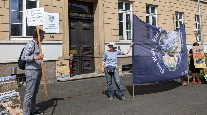 Unterstützer der Klimaklage vor dem Landgericht Detmold