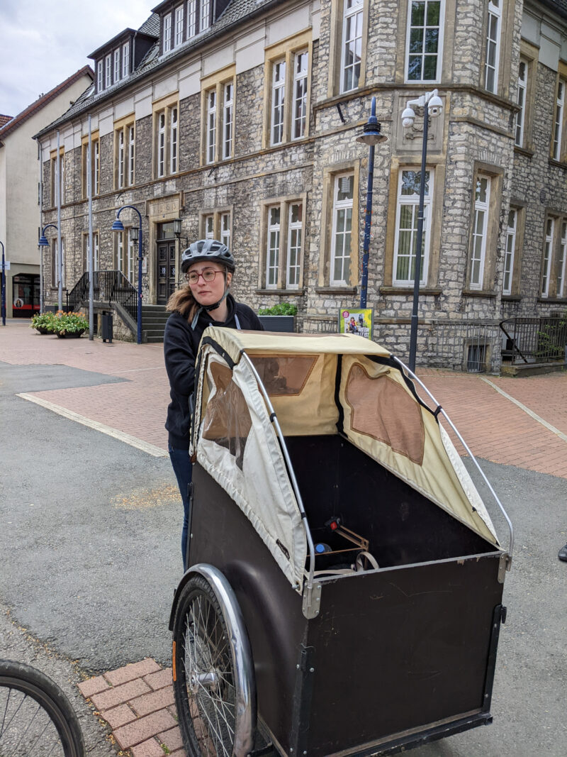 Julia mit Lastenrad vor dem historischen Rathaus