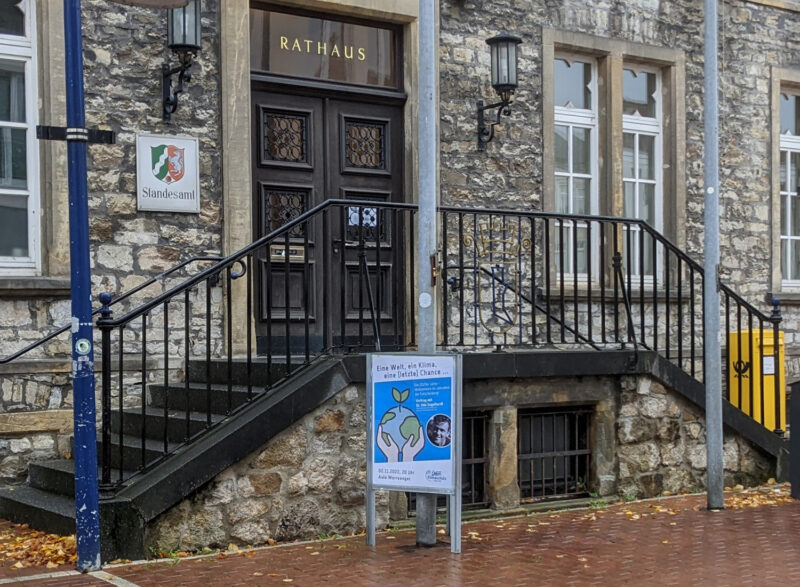Engelhardt-Plakat vor historischem Rathaus