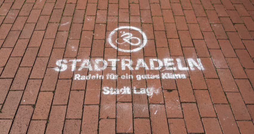 Stadtradelslogan auf dem Pflaster in Lage